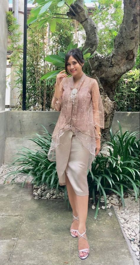 Save Pin Ini Agar Kalian Update OOTD Terbaru #ootd #outfit #ads #pomote Atasan Brokat Modern, Kebaya Cardigan, Atasan Brokat, Renda Kebaya, Lebaran Outfit, Kebaya Bridesmaid, Brokat Modern, Dress Brokat Modern, Model Dress Kebaya