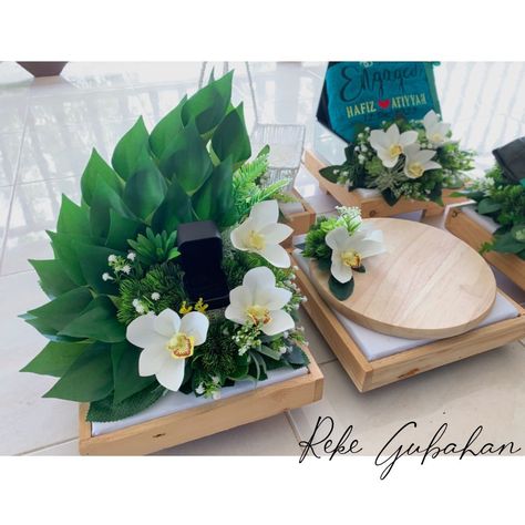 Gubahan Hantaran Tunang, Hantaran Simple, Dulang Hantaran Ideas, Hidden Hantaran, Wedding Hantaran, Hantaran Ideas, Diy Paper Flowers Tutorial, Gubahan Hantaran, Hantaran Kahwin