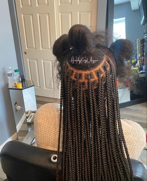 Black Hair Braider Aesthetic, Cosmetology Black Women, Hair Braiding Aesthetic, Hair Stylist Black Woman, Cosmetologist Aesthetic Hair, Hair Tech Aesthetic, Black Hair Stylist Aesthetic, Hairstylist Black Women, Vision Board Hairstylist