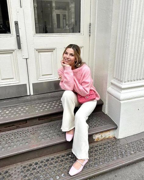 5 Spring Shoe Colors That Are Transformative | Who What Wear How To Style Pink Shoes, Pink Flats Outfit, Flats Outfit, Pink Flats, Tan Shoes, Spring Pastels, Footbed Sandals, Colorful Shoes, Navy Shoes