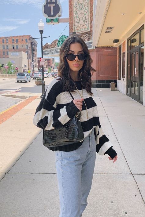 Black Handbag Outfit, Baguette Bag Outfit, Slick Styles, Shoulder Bag Outfit, Street Style Bags, Kendall Style, Western Outfit, Bag Outfit, Girly Bags