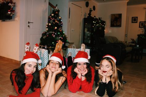 Christmas Party Instagram Pictures, Roommate Christmas Card Photo Ideas, Friendship Christmas Pictures, Friend Christmas Card Picture, Mini Christmas Gifts For Friends, Christmas Hangout Ideas, Christmas Friends Photoshoot, Christmas Pictures Friends, Christmas Party Pictures