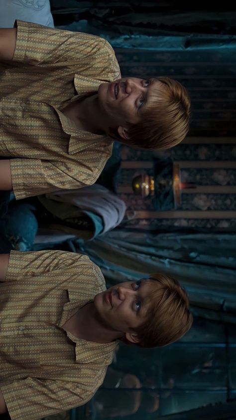 George Weasley Wallpaper, Weasley Twins Wallpaper, George Weasley Aesthetic, Posters Harry Potter, Fred E George Weasley, Weasley Sweater, Fred George Weasley, Sweater Ornaments, Weasley Aesthetic