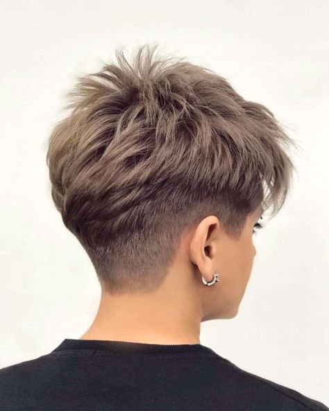 Pixie Cut Shaved Sides, Obličejové Masky, Layered Pixie Haircuts, Messy Pixie Haircut, Short Spiky Haircuts, Short Hair Back, Short Spiked Hair, Short Spiky Hairstyles, Thick Hair Cuts