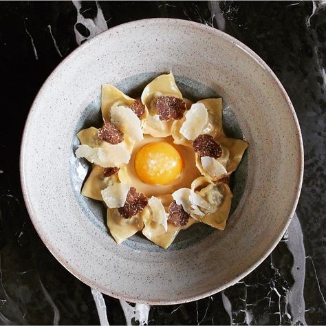 5,180 Likes, 26 Comments - The Art of Plating (@theartofplating) on Instagram: “Veal tortellini, egg yolk confit in prosciutto fat, parmigiano, and truffles by @rafacovarrubias…” Tortellini Alla Panna, Sea Asparagus, Art Of Plating, Fancy Dishes, Western Food, Food Pairings, Salsa Verde, Egg Yolk, Tortellini