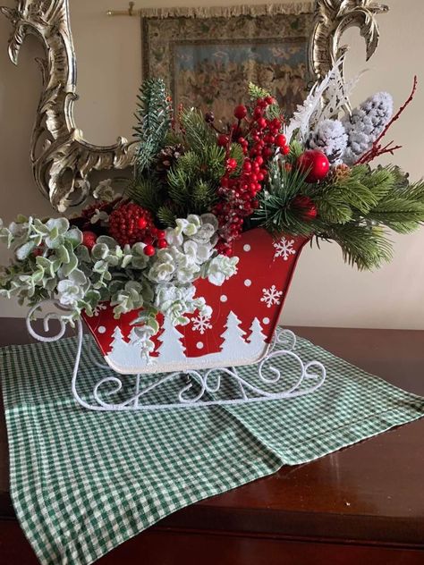 Ways To Decorate For Christmas, Christmas Sleighs, Sleigh Decor, Christmas Sleigh Decorations, Decor With Flowers, Christmas Centerpiece Ideas, Hello Christmas, Christmas Flower Decorations, Christmas Decorations Centerpiece