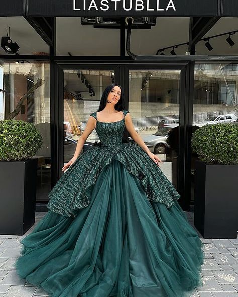 Green Gown Elegant Ball, Pretty Ball Gowns, Green Princess Dress, Green Ball Gown, Dress Ball Gown, Prom Dress Evening, Green Tulle, Prom Ball Gown, Prom Dress Styles