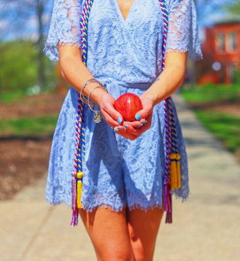 Cute senior graduate picture idea for teachers Graduation Outfit Ideas For Teachers, Graduating Teacher Pictures, Teacher Graduation Photoshoot Ideas, Art Teacher Graduation Pictures, Future Teacher Senior Pictures, Senior Picture Ideas Teacher, Graduation Pictures For Teachers, Education Major Graduation Pictures Photo Ideas, Graduation Picture Ideas Teacher