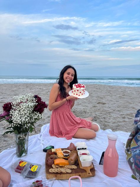 Birthday Picnic At Beach, Beach Birthday Decoration Ideas, Beach Picnic Bday Party Ideas, Birthday Cake On The Beach, Sweet 16 Beach Picnic, Summer Bday Cake Ideas, Summer Birthday Pictures, Picnic Bday Party Ideas Simple, Birthday At Beach Ideas