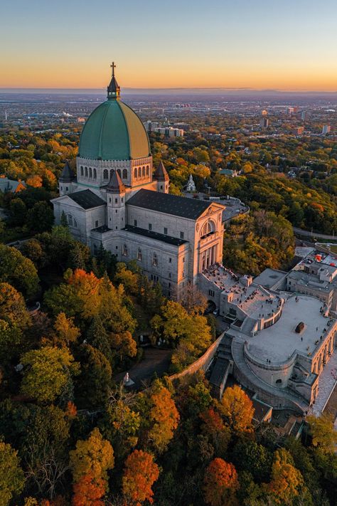 A guide to Montreal, where Canada's cultures merge Le Plateau Montreal, Montreal Canada Photography, Montreal Canada Aesthetic, Sketching Prompts, Montreal Aesthetic, Montreal Winter, Best Bagels, Bar Hopping, Fav Place