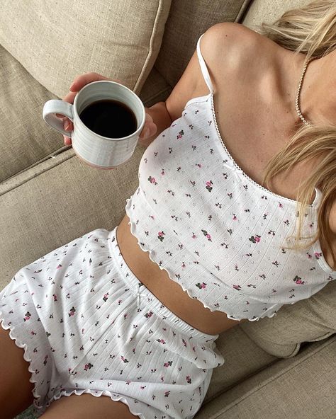 McCall Capozzi 🌼💛🦋 on Instagram: “slow weekend mornings are my favourite (especially when it’s sunny) ✨🌸🦋 tell me your ideal Saturday morning? ... #aeriereal #aeriepartner…” Pijamas Women, Sunday Mood, Cute Pjs, Loungewear Outfits, Cute Sleepwear, Cute Pajama Sets, Lace Trim Cami, Comfy Clothes, Night Suit