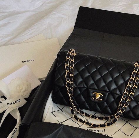 Coco Chanel Bags, Chanel Boy Bag Black, Classic Channel, Lux Fashion, Goals Life, Classy Aesthetic, Luxury Purses, Makeup Style, Pretty Bags