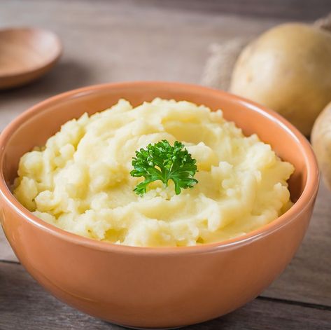 Mashed potato in bowl and fresh potatoes on wooden table Foods For Sore Throat, Red Mashed Potatoes, Recipes For Air Fryer, Protein Soups, Classic Mashed Potatoes, Air Fryer Toaster Oven, Mash Recipe, Popular Side Dishes, Fresh Potato