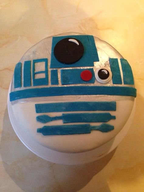 R2D2 cake                                                                                                                                                     Más Star Wars Dessert, R2d2 Cake, Star Wars Cake Toppers, Star Wars Cookies, Star Wars Food, Star Wars Cake, Birthday Star, Diy Disney, Party Animals