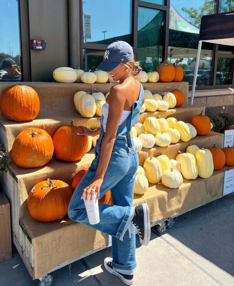 Overalls Outfit Ideas, Gilmore Girls Fashion, Cute Pose Ideas, Pumpkin Patch Photoshoot, Aesthetic Overalls, Pumpkin Stand, Aesthetic Overalls Outfit, Overalls For Women, Pumpkin Outfit