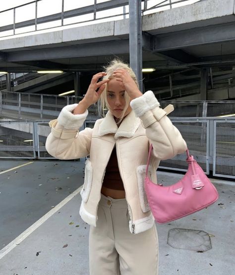 Pink Bag Aesthetic Outfit, Pink Prada Bag Outfit, Outfit With Pink Bag, Pink Shoulder Bag Outfit, Sunday Winter Outfit, Prada Nylon Bag Outfit, Pink Bag Outfit, Baguette Bag Outfit, Prada Gift