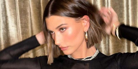 Super-short "extreme bobs" are everywhere, from Hailey Bieber to Kerry Washington. Here's everything you need to know about the haircut trend, straight from the pros. Cool Haircuts For Girls, Corte Bob, Girl Haircut, Haircut Inspiration, Bright Blonde, Round Face Haircuts, Celebrity Hair Stylist, Trending Haircuts, Hailey Bieber