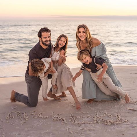 Family Beach Photos Poses, Summer Beach Pictures Family, Decker Family Photos, Beach Family Photos Fall, Elegant Beach Photo Shoot, Family Christmas Beach Pictures, Family Beach Picture Ideas, Modern Beach Photoshoot Family, Beach Family Photos What To Wear