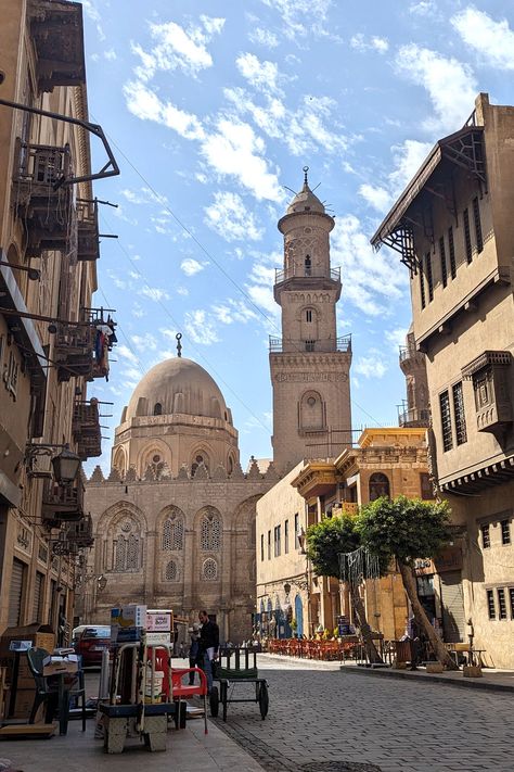 Moez Street in Cairo: An Ultimate Local's Guide Jinn Hunter, Cairo Aesthetic, Egypt Pictures, Old Cairo, Byzantine Architecture, Islamic Art Canvas, Busy Street, Tikal, Grand Mosque