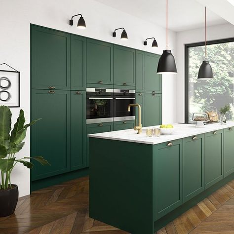 dark green modern kitchen with black light fixtures and herringbone wood flooring Kitchen Trends 2020, Model Dapur, Dark Green Kitchen, Desain Pantry, Kabinet Dapur, Green Kitchen Cabinets, Interior Vintage, Kitchen Design Trends, Green Cabinets