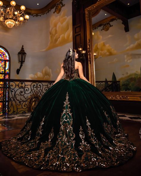 Dark Green Quinceanera Dresses, Emerald Green Quinceanera Dresses, Emerald Green Quinceanera Theme, Green Quince Dress, Enchanted Forest Quinceanera Theme, Green Quinceanera Theme, Green And Gold Dress, Xv Dresses, Green Quinceanera Dresses