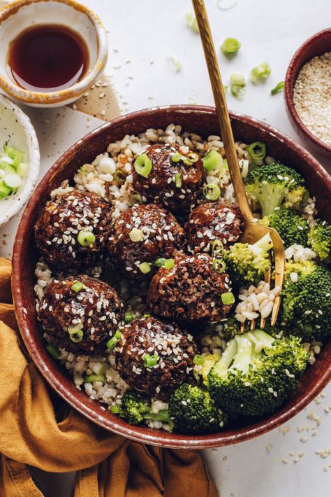 Ginger Sesame Vegan "Meatballs" - Minimalist Baker Recipes Best Vegan Meatballs, Veggie Fritters, Teriyaki Sauce Recipe, Vegan Meatballs, Sesame Ginger, Pumpkin Desserts, Minimalist Baker, Veggie Burgers, Roasted Broccoli