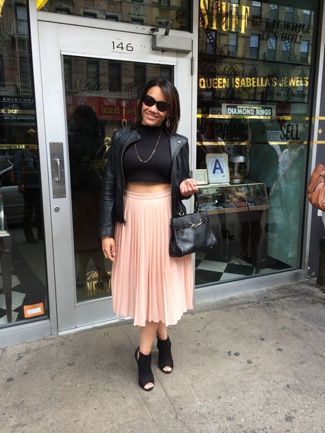 Midi skirt + crop top + leather = Grown Style, Skirt Crop Top, Skirt Crop, Dressed Down, Beyonce, Pleated Skirt, Chic Outfits, Tulle Skirt, Casual Dress