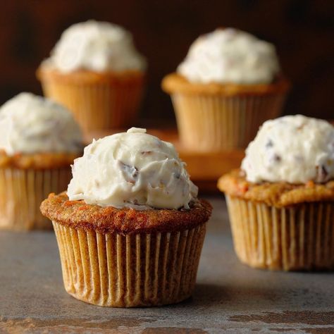 Carrot Cupcake Recipe, Easter Cupcakes Easy, Easter Deserts, Pumpkin Chip, Easter Meal, Vanilla Bean Cupcakes, Easy Easter Desserts, Fall Cupcakes, Cream Cheese Desserts