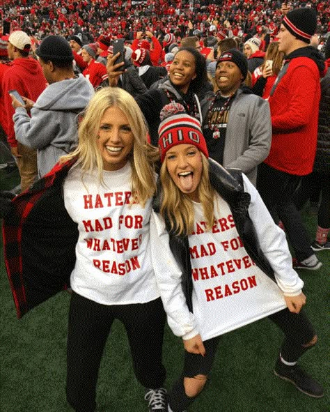 Graphic sweatshirts are perfect for gameday outfits at Ohio State University! Fall Tailgate Outfit Football, College Football Game Outfit, Ohio State Outfit, Tailgate Outfits, College Tailgating, College Gameday Outfits, Gameday Outfits, College Gameday, College Game Day