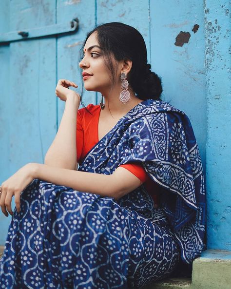 The Ultimate Way To Flaunt A Indigo Saree Indigo Saree, Saree Blouse Styles, Indian Sari Dress, Cotton Saree Designs, Saree Poses, Indian Saree Blouses Designs, Saree Blouse Patterns, Indian Fashion Saree, Salwar Kamiz