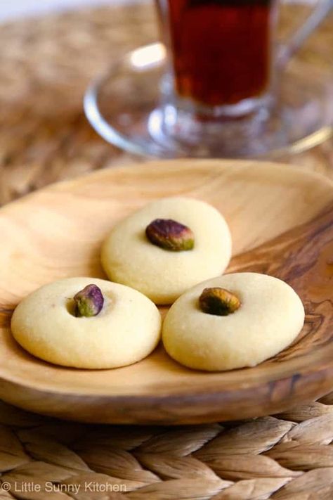 Ghraybeh! Delicious and delicate Middle Eastern cookies that melt in your mouth. Made from butter or ghee, flour, powdered sugar, and pistachios. Festive Cookie Recipes, Middle Eastern Sweets, Arabic Sweets Recipes, Little Sunny Kitchen, Lebanese Desserts, Middle East Food, Syrian Food, Arabic Dessert, حلويات عربية