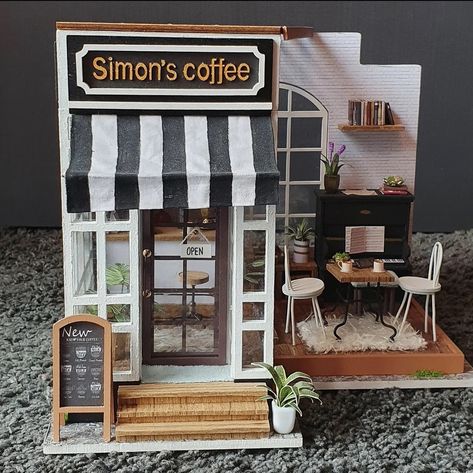 Cafe Diorama, Cafeteria Vintage, Mini Cafeteria, Miniature Cafe, Paris Buildings, Mini Cafe, Flower Cafe, Sidewalk Cafe, Architecture Model Making