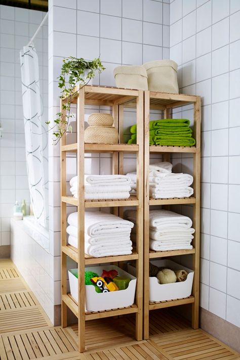 The open shelves of the IKEA MOLGER shelf unit keep all of your bath products including towels and toiletries organized and accessible! Ikea Molger, Diy Bathroom Storage Ideas, Koti Diy, Standing Tub, Small Bathroom Organization, Diy Bathroom Storage, Small Bathroom Storage, Tiny Spaces, Towel Storage