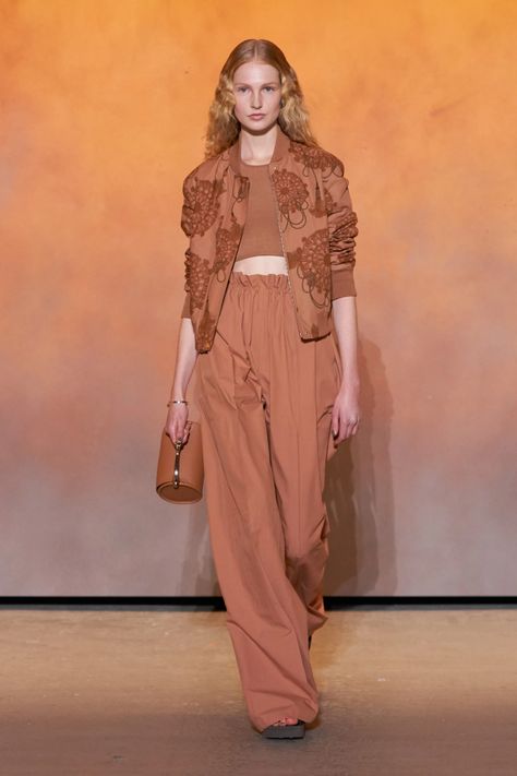 Hermès Spring 2022 Ready-to-Wear Fashion Show | Vogue Hermes Clothing, Bridal Dresses Vintage, Hermes Fashion, Spring Summer 2022, Vogue Fashion, Fashion Show Collection, Summer 2022, French Fashion, Mode Fashion