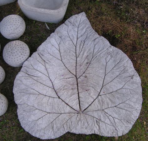 Concreting Archives - Monicas Creative Room Cement Stepping Stones, Leaf Stepping Stones, Cement Leaves, Easy Backyard Diy, Concrete Garden Ornaments, Concrete Bird Bath, Concrete Leaves, Leaf Ornament, Easy Backyard