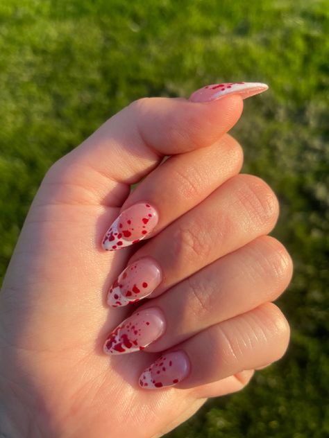 Blood Splatter Nails French Tip, White French Tip With Blood Splatter, French Tip With Blood Nails, Simple Blood Nails, Blood Splatter French Tip Nails, Dip Nail Ideas Halloween, French Tip Blood Nails, Short Blood Splatter Nails, White Nails With Blood Splatter