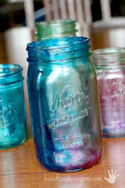 Marbleized tinted Mason jars - Learn how to tint Mason jars  - the kids can even do it! Tinting Mason Jars Diy, Tinted Mason Jars, Painting Glass Jars, Mason Jar Projects, Jar Art, Diy Jar Crafts, Glass Mason Jars, Jar Diy, Jar Gifts