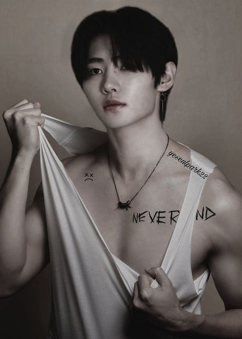 Sunghoon Hot, Enhypen Prada, Sunghoon Edit, Abs Pictures, Enhypen Members Park Sunghoon, Shirtless Actors, Wallpaper Enhypen, Big Biceps, Asian Cosplay