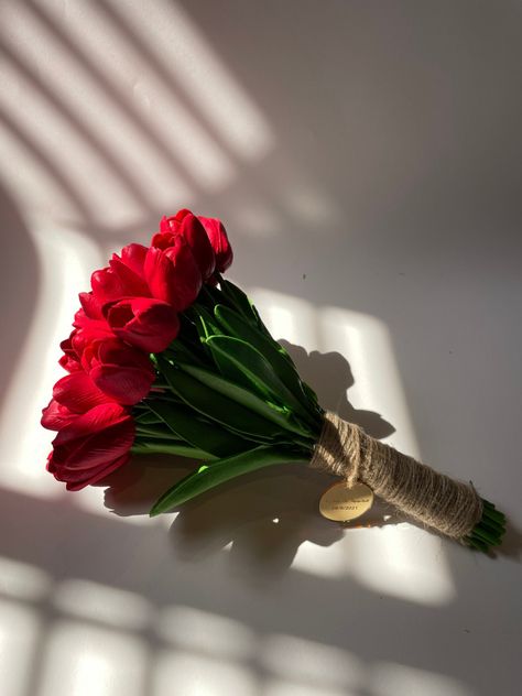 Red Tulip Wedding Bouquet, Bride Bouquets Red, Red Tulips Wedding, Tulip Bouquet Wedding, Red Tulips Bouquet, Brides Flowers Bouquet, Bride Preparation, Simple Wedding Bouquets, Tulip Wedding