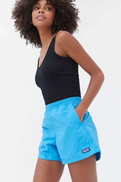 Patagonia Baggies Pull-On Short Baggies Outfit, Patagonia Baggies Outfit, Patagonia Baggies Women, Patagonia Style, Patagonia Baggies, Women's Graphic Tees, Fashionable Snow Boots, Trendy Skirts, Fashion People