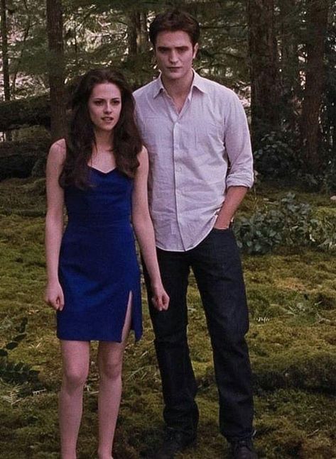 Bella Swan Vampire, Twilight Images, Bella Twilight, Twilight Party, Blue Dress Outfits, Kristen And Robert, Twilight Saga New Moon, Twilight Moon, Bella Cullen