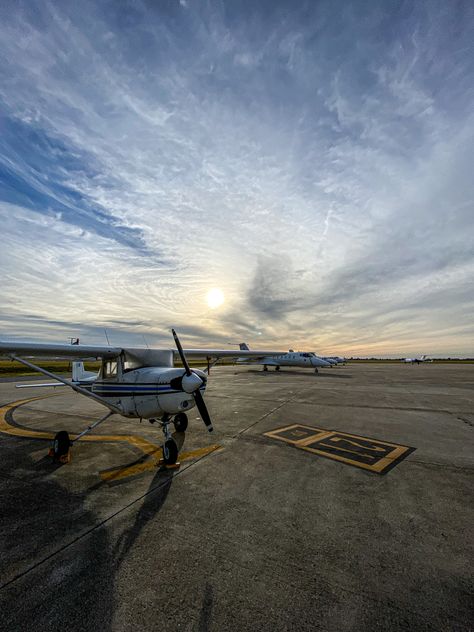 Cessna 152 Cessna Wallpaper Iphone, Airplane Museum, Notes Photography, Pilot Girl, Pilot Life, Cessna Aircraft, Job Goals, Plane Photography, Small Plane