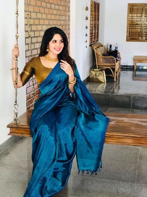 Plain Blue Saree Blouse Combination, Blue Color Saree Contrast Blouse, Plain Silk Sarees With Contrast Blouse, Blue Colour Saree With Contrast Blouse, Blue Saree Blouse Combination, Blouse Designs For Plain Sarees, Blue Saree Contrast Blouse, Contrast Blouse Designs, Kerala Saree Blouse