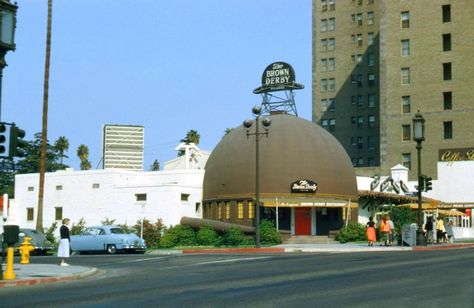 18 Beautiful Vintage Color Photos of Los Angeles From the 1950’s and 1960s - The Vintage News Brown Derby Restaurant, Los Angeles California Photography, Los Angeles Photography, Ca History, Brown Derby, Los Angeles Restaurants, Los Angles, San Fernando Valley, Vintage Los Angeles