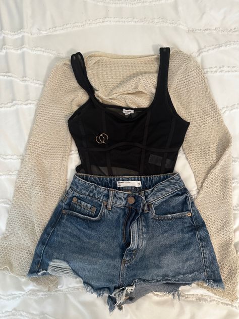 Cute Black Jean Shorts Outfit, Black Denim Shorts Outfit Summer Casual, Outfit With Jean Shorts, Denim Shorts Outfit Summer Casual, Short Jean Skirt Outfits, Black Denim Shorts Outfit, Black Jean Shorts Outfit, Winter Shorts Outfits, Blue Shorts Outfit