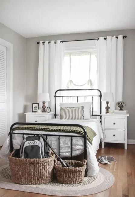 35 DIY Country Bedroom Decorating Ideas for the Foot of the Bed Foot Of Bed Ideas, Modern Country Bedroom, Boy Bedroom Ideas, Country Bedroom Decor, Teenager Bedroom Boy, Boys Bedroom Makeover, Modern Farmhouse Bedroom, Single Room, Country Bedroom