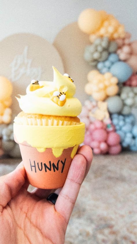 Hunny Pot, Pot Craft, Pot Cakes, Winnie The Pooh Cake, Winnie The Pooh Baby Shower, Baby Shower Theme Decorations, Baby Shower Deco, Disney Baby Shower, Bee Baby Shower Theme