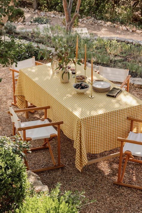 Backyard Table, Summer Tablescapes, Setting Inspiration, Gingham Tablecloth, Fall Dinner Party, Summer Dining, Fall Dinner Recipes, Outdoor Dinner, Indoor Dining