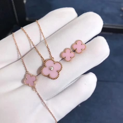 Pink Van Cleef, Van Cleef Necklace, Clover Club, Van Cleef And Arpels Jewelry, A Muse, Van Cleef And Arpels, Luxe Jewelry, Jewelry Accessories Ideas, Dope Jewelry