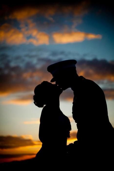 ☆ ༺♥༻ ☆ Military Couple Photography, Military Boyfriend, Marine Wedding, Army Couple, Military Couples, Girls Status, Relationships Goals, Silhouette Photography, Fotografi Vintage